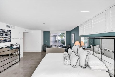 Condo in Bay Harbor Islands, Florida, 4 bedrooms  № 1949353 - photo 17