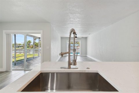 Villa ou maison à vendre à Hernando Beach, Floride: 3 chambres, 146.6 m2 № 1750019 - photo 16