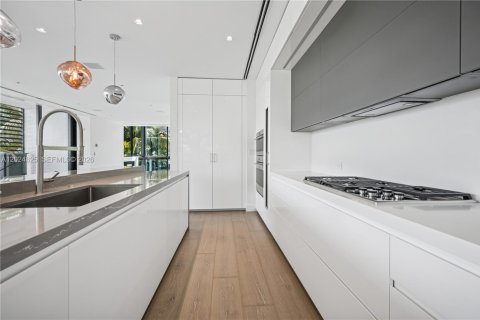House in Miami Beach, Florida 5 bedrooms, 524.15 sq.m. № 2257357 - photo 10