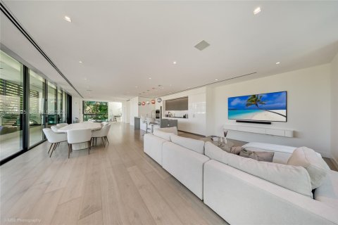 House in Miami Beach, Florida 5 bedrooms, 524.15 sq.m. № 2257357 - photo 9