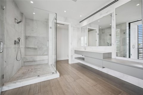 House in Miami Beach, Florida 5 bedrooms, 524.15 sq.m. № 2257357 - photo 21