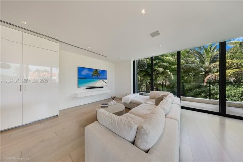 House in Miami Beach, Florida 5 bedrooms, 524.15 sq.m. № 2257357 - photo 8