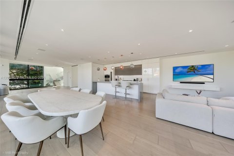 House in Miami Beach, Florida 5 bedrooms, 524.15 sq.m. № 2257357 - photo 12