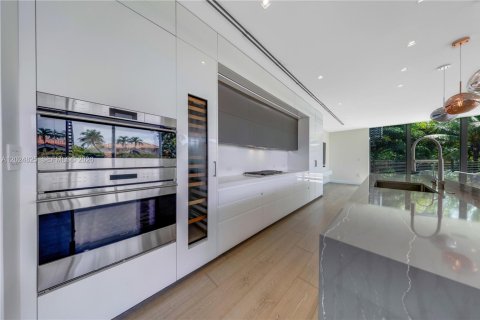 House in Miami Beach, Florida 5 bedrooms, 524.15 sq.m. № 2257357 - photo 11