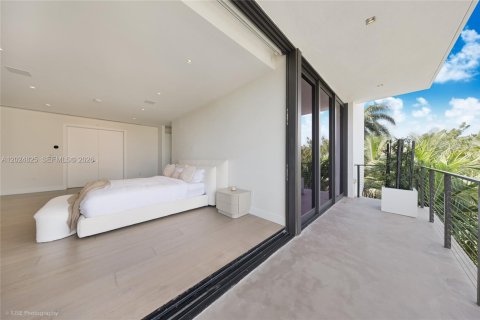 House in Miami Beach, Florida 5 bedrooms, 524.15 sq.m. № 2257357 - photo 20