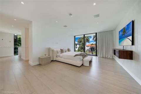 House in Miami Beach, Florida 5 bedrooms, 524.15 sq.m. № 2257357 - photo 16