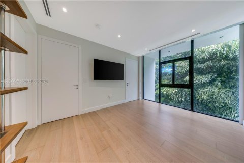 House in Miami Beach, Florida 5 bedrooms, 524.15 sq.m. № 2257357 - photo 27