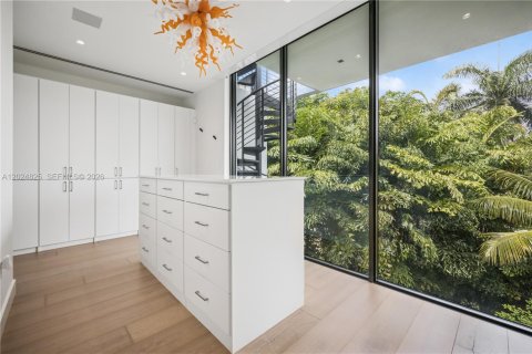 House in Miami Beach, Florida 5 bedrooms, 524.15 sq.m. № 2257357 - photo 23