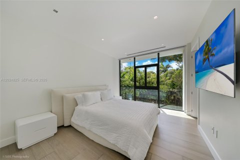 House in Miami Beach, Florida 5 bedrooms, 524.15 sq.m. № 2257357 - photo 24