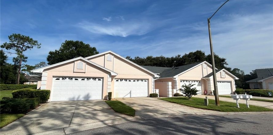 House in Winter Haven, Florida 2 bedrooms, 127.09 sq.m. № 1869396