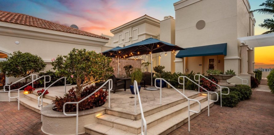 Condominio en West Palm Beach, Florida, 2 dormitorios  № 1034104