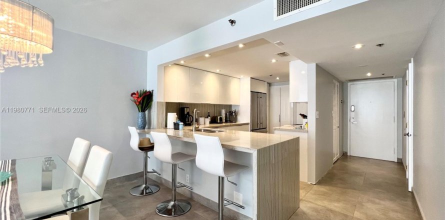 Кондоминиум с 2 спальнями в Майами, Флорида № 2043471