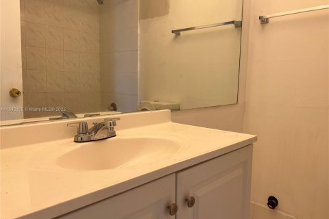 Copropriété à louer à Miami, Floride: 2 chambres, 103.4 m2 № 1834507 - photo 9