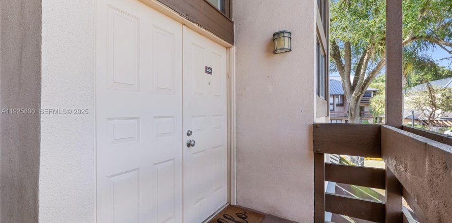 Кондоминиум с 3 спальнями в Плантация, Флорида № 1986450