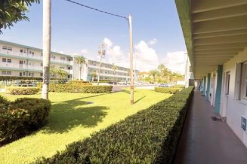 Condo in North Miami Beach, Florida, 1 bedroom № 1926773 - photo 17