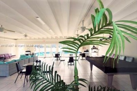 Condo in North Miami Beach, Florida, 1 bedroom № 1926773 - photo 15