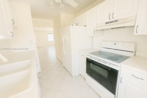 Condo in North Miami Beach, Florida, 1 bedroom № 1926773 - photo 8