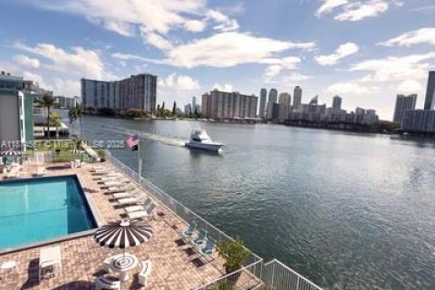 Condo in North Miami Beach, Florida, 1 bedroom № 1926773 - photo 11