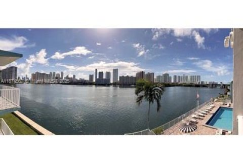 Condo in North Miami Beach, Florida, 1 bedroom № 1926773 - photo 13