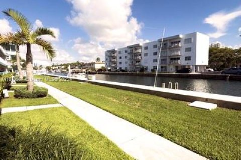 Condo in North Miami Beach, Florida, 1 bedroom № 1926773 - photo 22