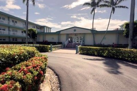 Condo in North Miami Beach, Florida, 1 bedroom № 1926773 - photo 16