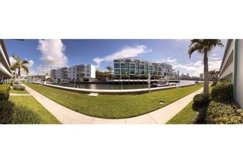 Condo in North Miami Beach, Florida, 1 bedroom № 1926773 - photo 12