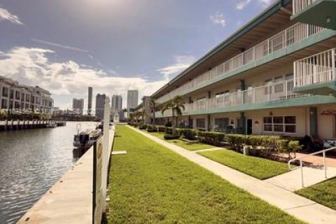 Condo in North Miami Beach, Florida, 1 bedroom № 1926773 - photo 25