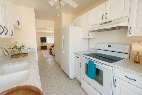 Condo in North Miami Beach, Florida, 1 bedroom № 1926773 - photo 9