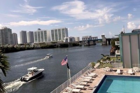 Condo in North Miami Beach, Florida, 1 bedroom № 1926773 - photo 19