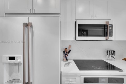 Купить кондоминиум в Бей-Харбор-Айлендс, Флорида 2 спальни, 140.1м2, № 2051702 - фото 13