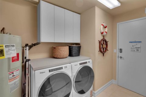 Купить кондоминиум в Бей-Харбор-Айлендс, Флорида 2 спальни, 140.1м2, № 2051702 - фото 27