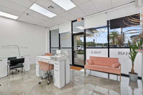 Immobilier commercial à vendre à Miami, Floride № 2047713 - photo 2