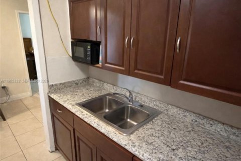 Купить виллу или дом в Майами, Флорида 3 спальни, 108.32м2, № 2026945 - фото 15