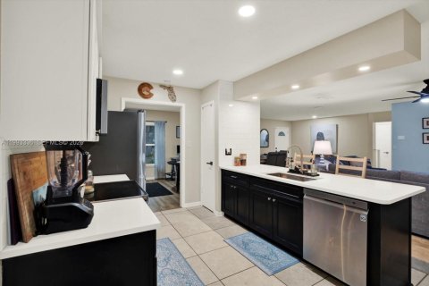 House in Tampa, Florida 3 bedrooms, 166.3 sq.m. № 2055607 - photo 16