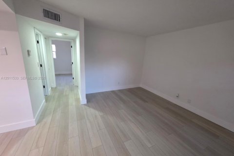 Condo in Oakland Park, Florida, 2 bedrooms  № 2075475 - photo 5