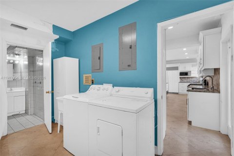 Casa en venta en Miami Beach, Florida, 5 dormitorios, 410.26 m2 № 2057488 - foto 7