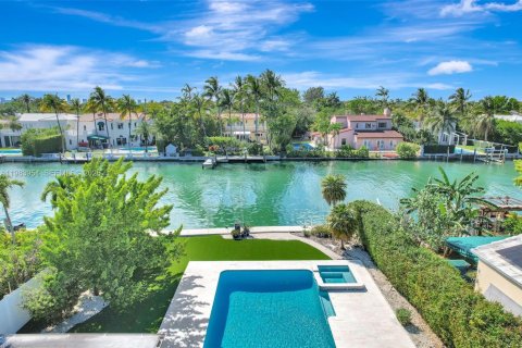 Casa en Miami Beach, Florida 5 dormitorios, 410.26 m2 № 2057488