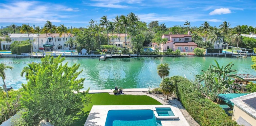 Casa en Miami Beach, Florida 5 dormitorios, 410.26 m2 № 2057488