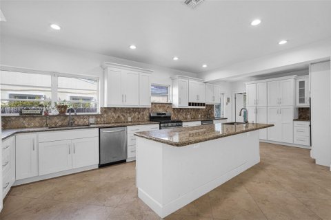 Casa en venta en Miami Beach, Florida, 5 dormitorios, 410.26 m2 № 2057488 - foto 9