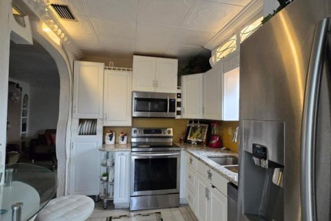 Condo in Pompano Beach, Florida, 2 bedrooms № 2081611 - photo 5