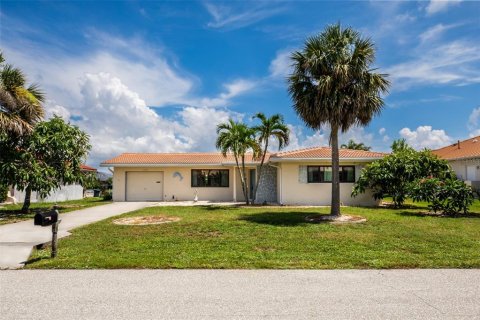 House in Punta Gorda, Florida 2 bedrooms, 130.16 sq.m. № 1835366 - photo 1