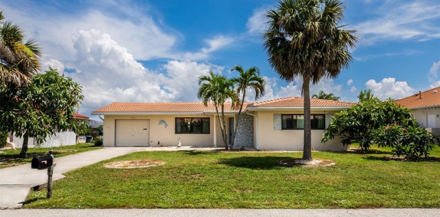 House in Punta Gorda, Florida 2 bedrooms, 130.16 sq.m. № 1835366