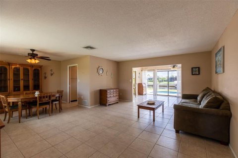 House in Punta Gorda, Florida 2 bedrooms, 130.16 sq.m. № 1835366 - photo 4