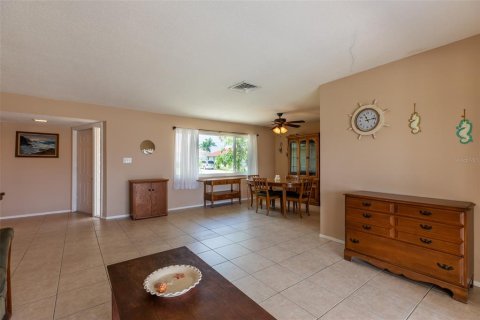 House in Punta Gorda, Florida 2 bedrooms, 130.16 sq.m. № 1835366 - photo 8