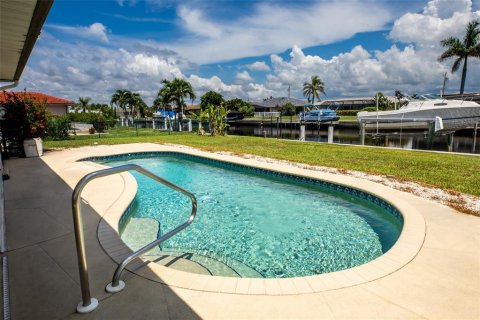 House in Punta Gorda, Florida 2 bedrooms, 130.16 sq.m. № 1835366 - photo 3