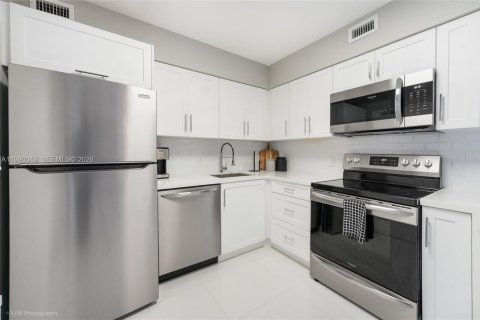 Купить кондоминиум в Майами-Бич, Флорида 2 спальни, 96.62м2, № 2057805 - фото 10