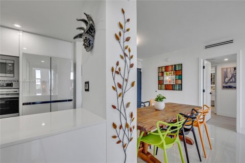 Снять в аренду кондоминиум в Майами-Бич, Флорида 2 спальни, 110.55м2, № 1951709 - фото 29