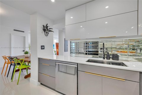 Снять в аренду кондоминиум в Майами-Бич, Флорида 2 спальни, 110.55м2, № 1951709 - фото 17