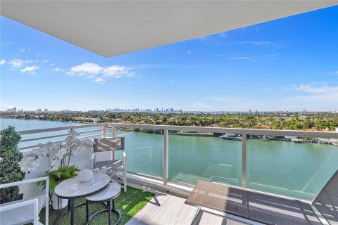 Снять в аренду кондоминиум в Майами-Бич, Флорида 2 спальни, 110.55м2, № 1951709 - фото 2