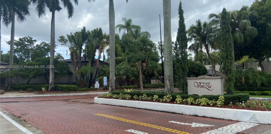 Кондоминиум с 2 спальнями в Санрайз, Флорида № 1953941